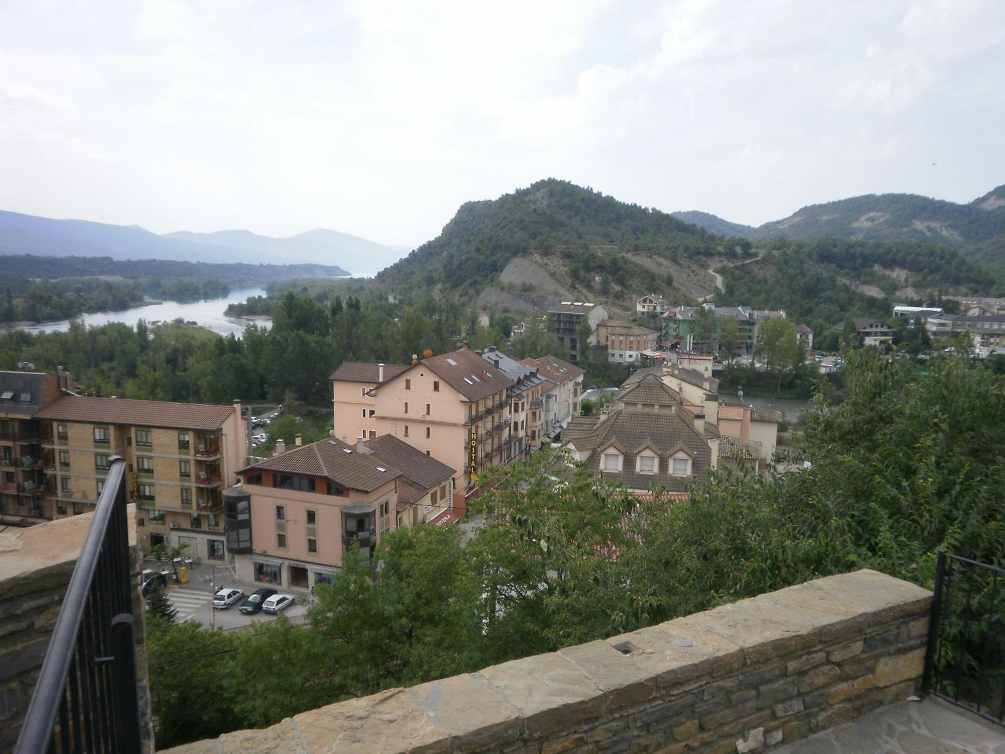 Hostal Pirineos Ainsa Bagian luar foto