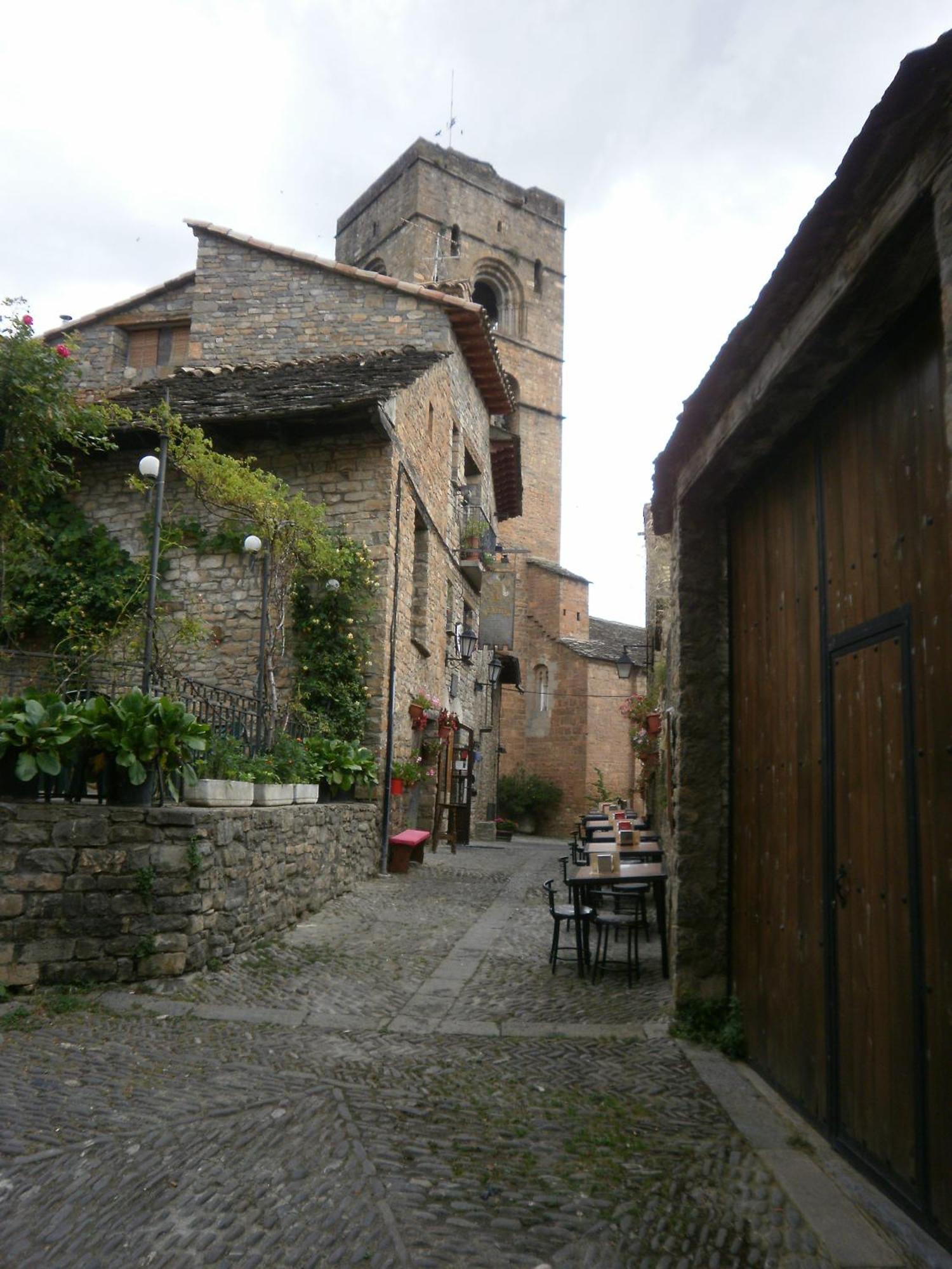 Hostal Pirineos Ainsa Bagian luar foto